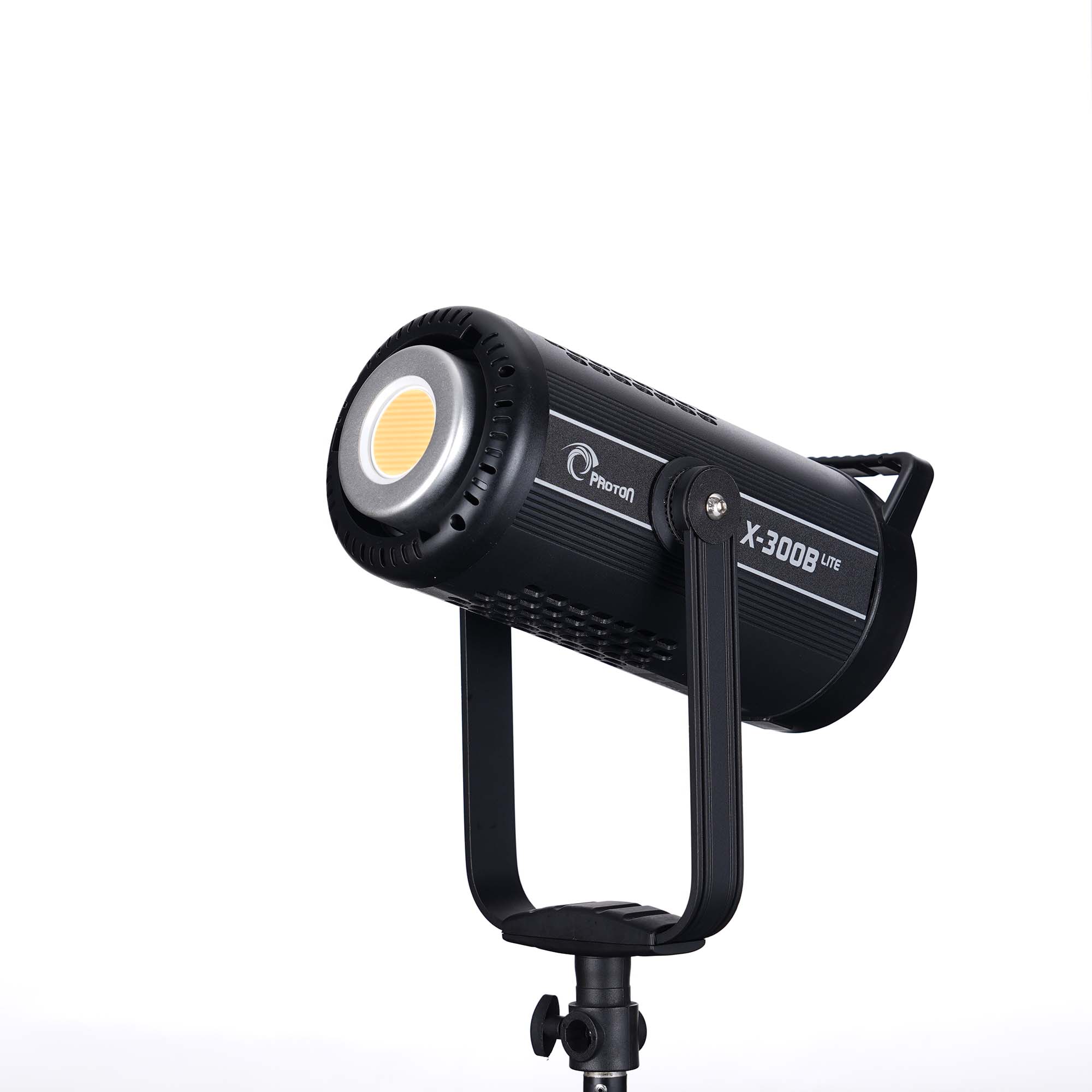 Đèn led Proton Xlux X-300Bi 2800K-6500K